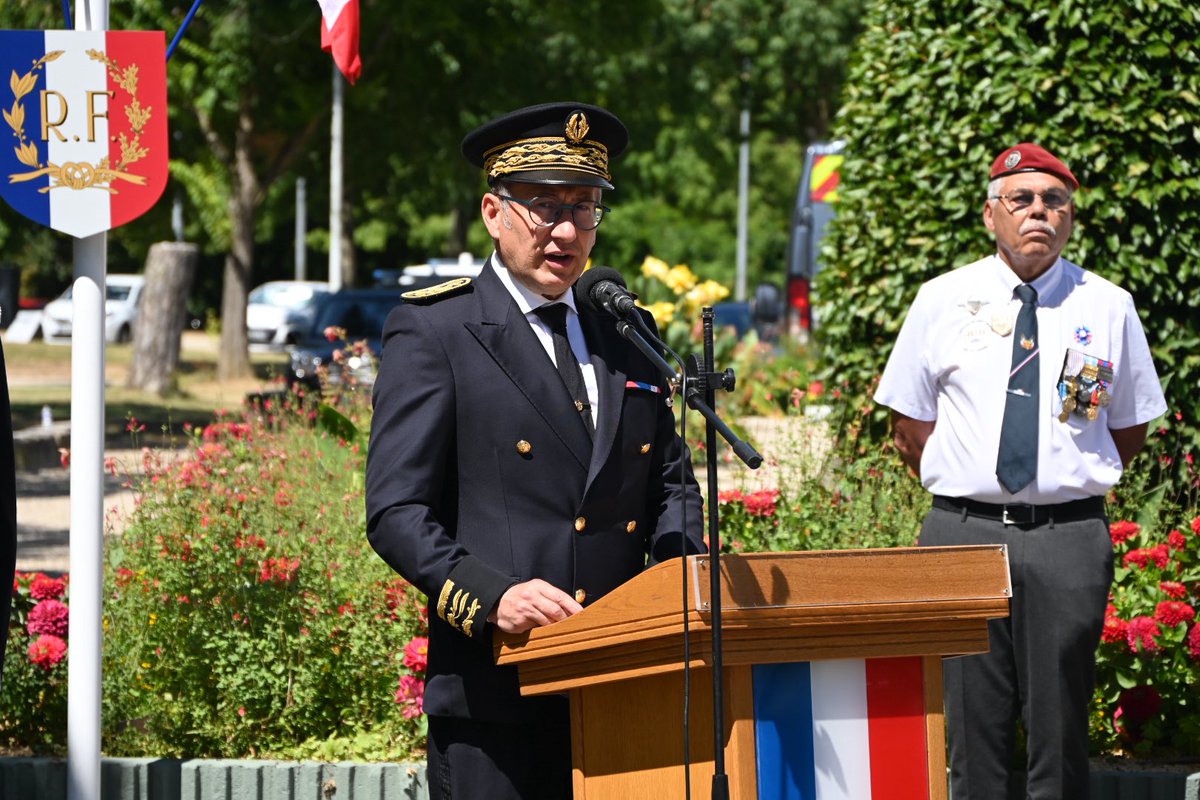 Prefet_82's tweet image. #Hommage 🇫🇷 | En cette journée dédiée à la @PoliceNationale, le Préfet et le DDPN ont rendu hommage hier aux policiers blessés et morts en service. 

🫡 Ils ont également salué l&apos;engagement des effectifs qui se mobilisent au quotidien pour garantir la sécurité de tous.