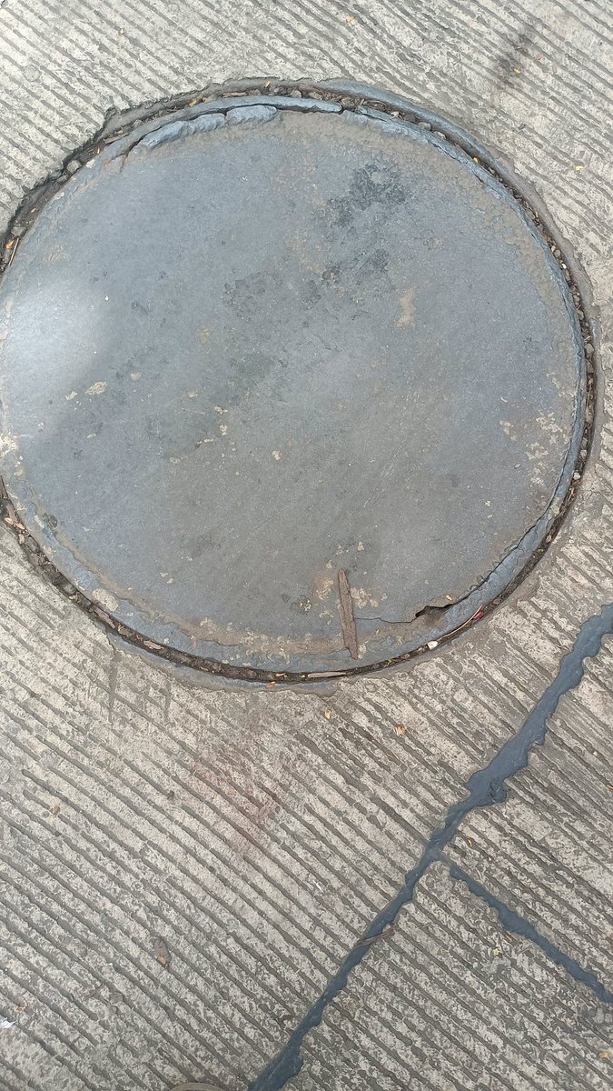StanFerns62's tweet photo. @CMOMaharashtra @Iam_Zidaan @mybmc
@mybmcWardPN

On the cemented road at Jankalyan Nagar, Malad West (Opp Surbhi Bldg gate) instead of new sewage covers the contractor has cheated BMC by putting 2 used old plastic covers instead of new which has cracked (new vs old photos) https://t.co/f1zJm1vZti