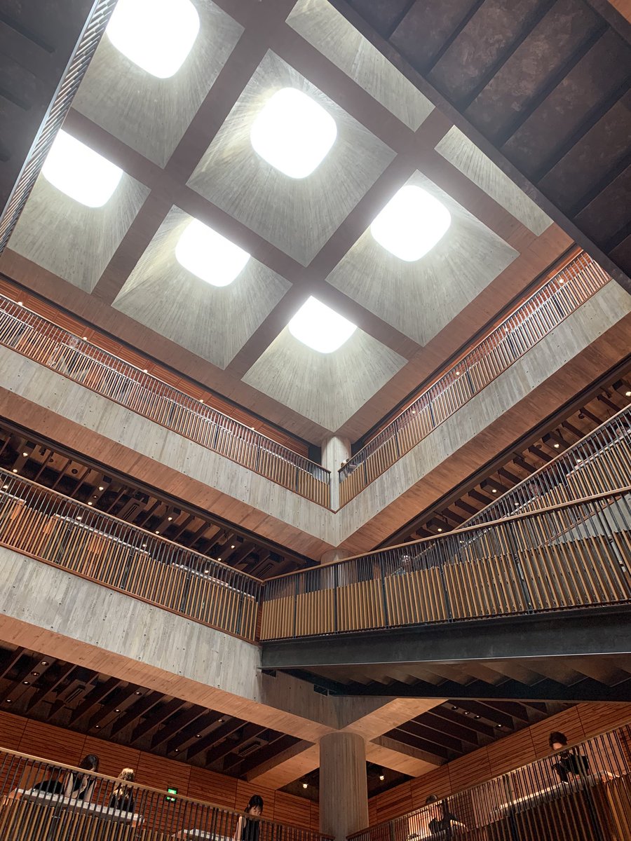 紀尾井清堂。綺麗な建築だけれど、2020年竣工の建物としては、バリアフリーへの配慮が無さすぎると感じた。
（エレベータはあるようだけど、一般客は使えない）