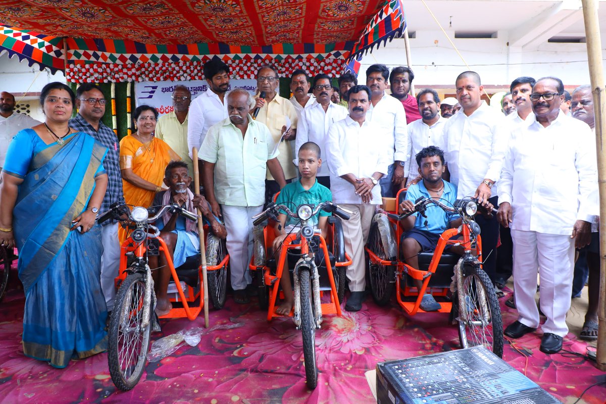 భారత్ ఎలెక్ట్రానిక్స్ లిమిటెడ్ ఆధ్వర్యంలో శారీరక దివ్యాంగులకు బ్యాటరీ ట్రై సైకిల్స్ పంపిణీ కార్యక్రమంలో ఏపీఎస్ఆర్టీసీ చైర్మన్ కొనకళ్ల నారాయరావు గారు మరియు బండి రామకృష్ణ గారితో కలిసి పాల్గొనడం జరిగింది.

#KolluRavindra #Machilipatnam #AndhraPradesh