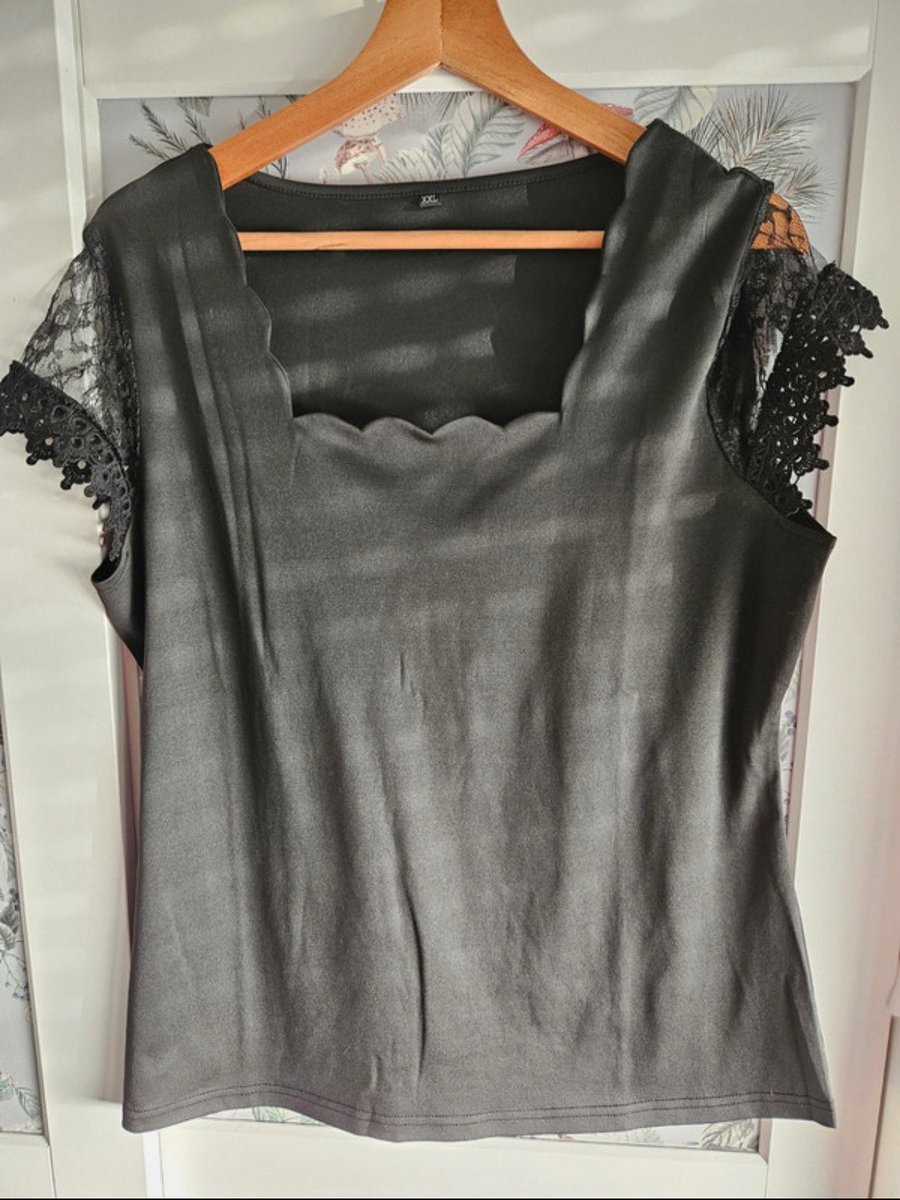 redravenbazaar's tweet image. Elegant, timeless — this black lace piece adds quiet drama to any outfit. Flattering, versatile, and ready to step into your story. 

Find it here:
vinted.nl/items/46522194…

#secondhandstyle #prelovedfashion #vintedfinds #lacefashion #slowstylemovement