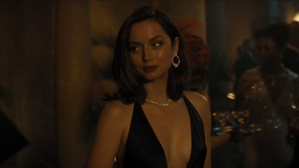 anadearmasdaily's tweet photo. ana de armas in ‘no time to die’ (2021) https://t.co/PZbRDlTry6