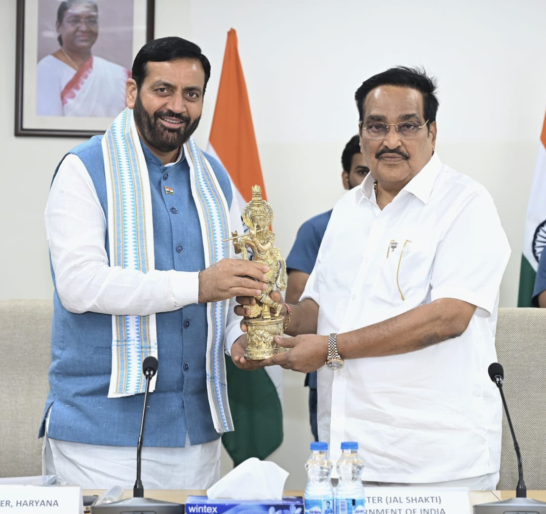 दिल्ली में सतलुज-यमुना लिंक कैनाल से जुड़े विषयों पर पंजाब के मुख्यमंत्री श्री भगवंत मान जी, हरियाणा के मुख्यमंत्री श्री नायब सिंह सैनी जी तथा दोनों राज्यों एवं जल शक्ति मंत्रालय के वरिष्ठ अधिकारियों के साथ एक महत्वपूर्ण बैठक की ।

भारत सरकार के जल शक्ति मंत्रालय की ओर से जल