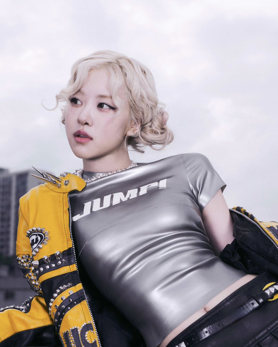 #ELLEMENMusic สวยสะกดทุกมุม! ‘โรเซ่’ ในภาพคอนเซปต์แรกของเพลง ‘Jump’ ลุคแรกเป็นบอมเบอร์แจ็กเกตสีเทาอมเขียว และลุคสองกับฃชุดลาเท็กซ์พิมพ์ลายคำว่า “Jump!” 

#ELLEMENThailand 
#BLACKPINK
#ROSÉ