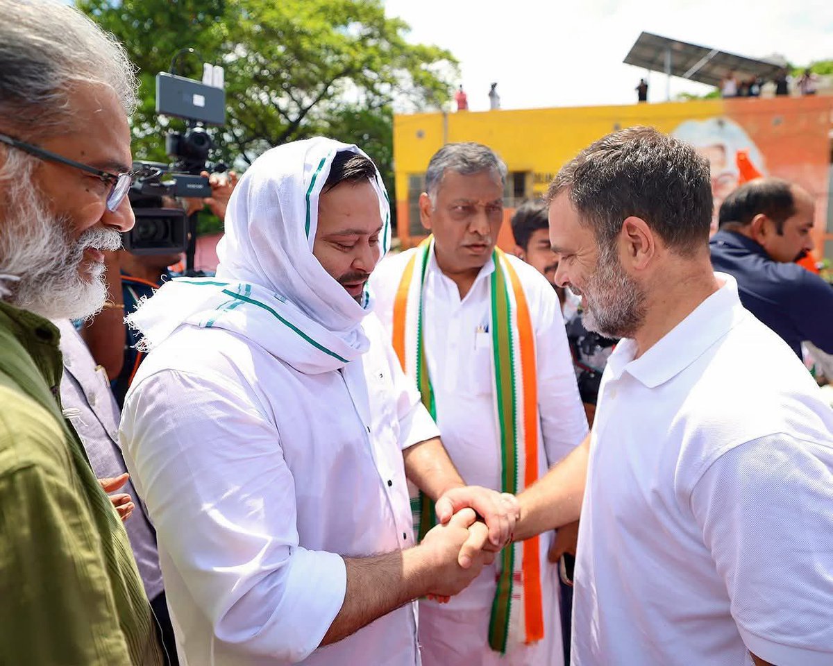 chandankumar17's tweet image. नक्सलियों की एक विचारधारा है जो संभवतः लेनिन और मार्क्स से प्रभावित है कांग्रेसियों की विचारधारा है जो गांधीयन समाजवाद से प्रेरित है लेकिन यह  स्वार्थ वाली राजनीति ही हैं कि सब विचारधारा सत्ता के लिये भ्रष्ट्र और आपराधिक सत्ता के जनक की पार्टी के सामने नतमस्तक है ।।