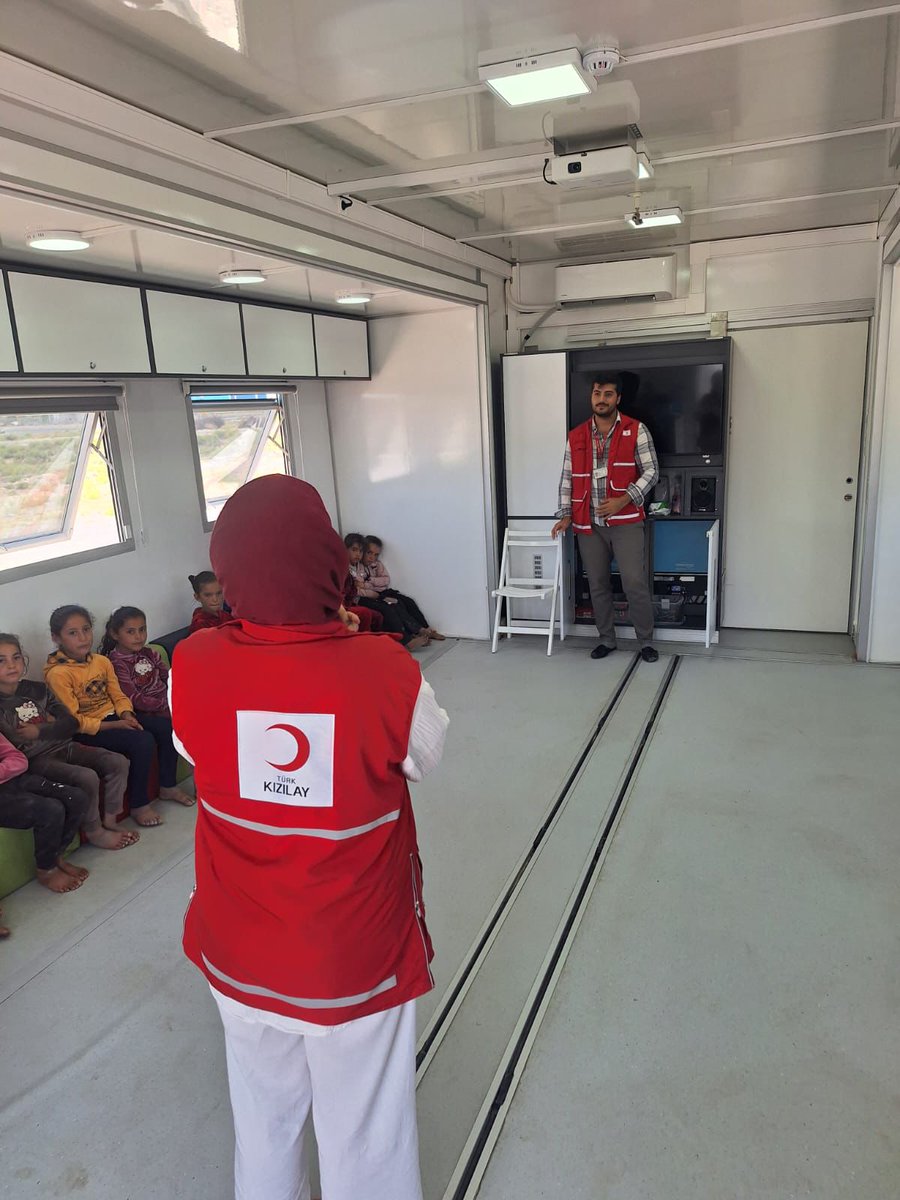 #Konya Mobil Çocuk Dostu Alanı ekibimiz, Ereğli Sosyal Hizmet Merkezi Müdürlüğü heyetiyle buluştu. Ziyaret sırasında Ereğli Zengen'de ikamet eden mevsimlik tarım işçilerine ve çocuklarına yönelik iş birliği olanakları değerlendirildi ve çocuklar için etkinlikler gerçekleştirildi.