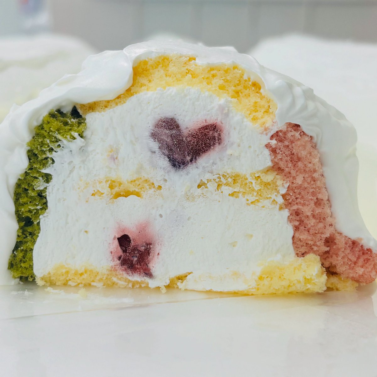最後の仕上げの際に切り落とされちゃうんだけど、未成形部分に♡（ハート）を発見！

お菓子通して笑顔を届けられたら幸せです。

#手作りケーキ #業務用ケーキ #冷凍ケーキ #スポンジケーキ  #もっと力になれるはず #お菓子で笑顔を #お菓子で笑顔を届けたい #お菓子で笑顔に #手間軽減 #人手不足解消