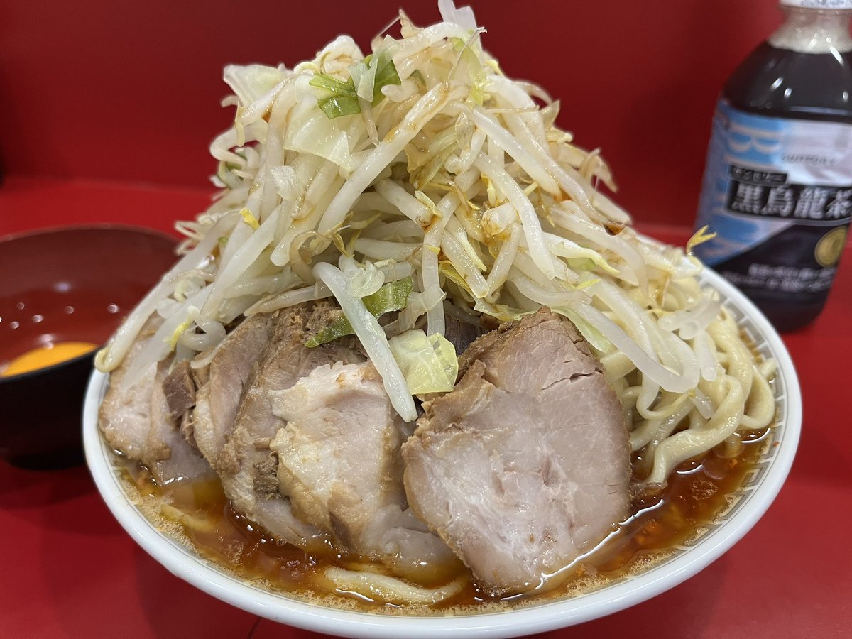 yasai2626's tweet image. ラーメン二郎 生田駅前店
小豚 麺半分 発汗
また駅でハイボール飲んでるのバレてた…店内の映像以外に10台はカメラがあるとのこと。食べ終わる頃に20分経ってない?と言われたが絶対10分以内なんだよな…。
あと味覚障害認定されました。病院行きます。
美味しかったです。ありがとうございました。