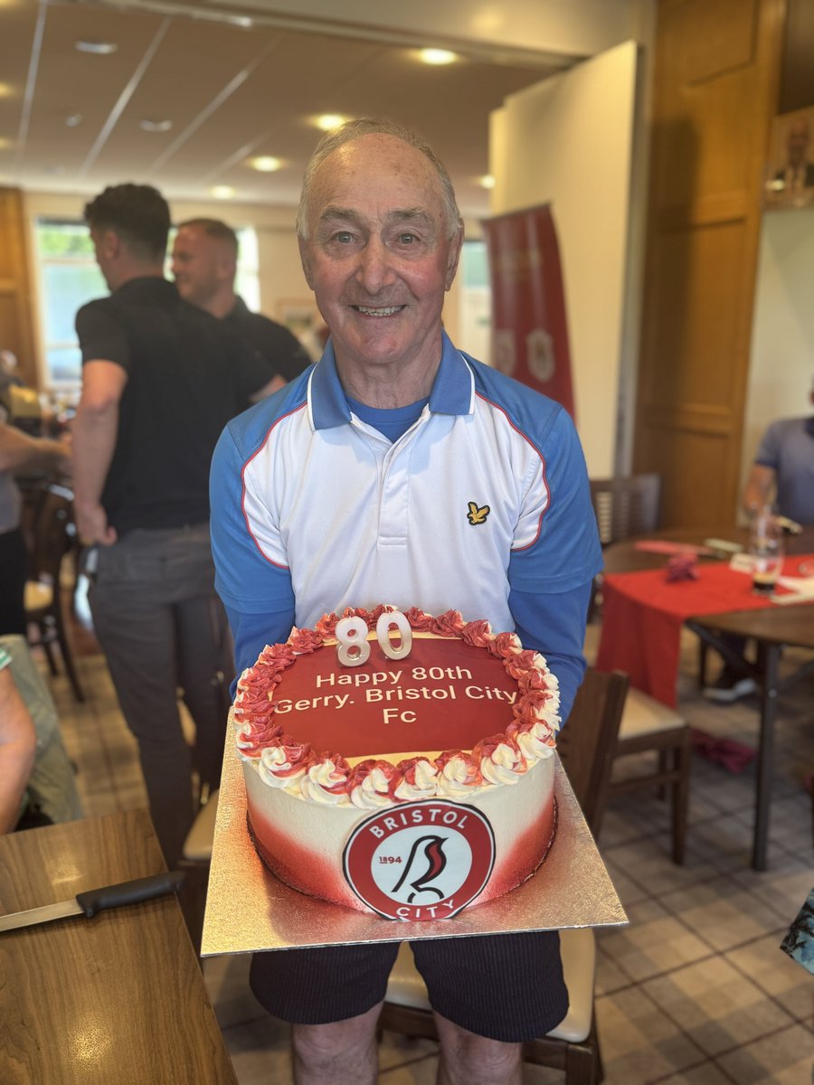 BCFC_FPA's tweet image. Happy 80th Birthday to Gerry Sweeney… 490 club appearances plus 10 in the Glos Cup, 29 goals from 1971 to 1982, tore his contract up to save the club in ‘82, returned as a coach in ‘94 and now an FPA Ambassador on matchdays - a true Bristol City legend!