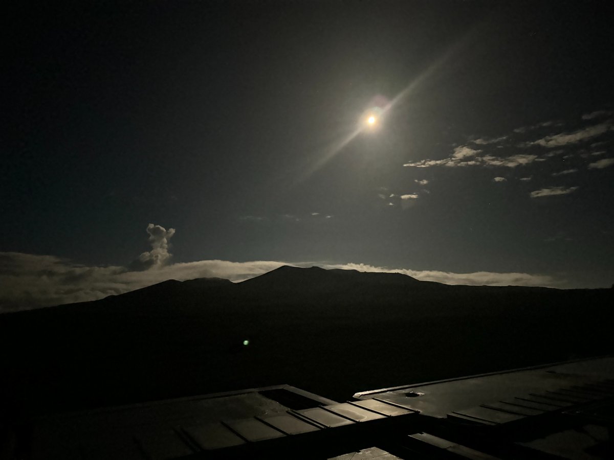 ohshimaonsen's tweet image. こんにちは、大島温泉ホテルでございます。
先日、夜間に見回りをしていたら月が非常にピカピカでした🌕1枚目は意図せず加工が入ってしまったのでかなり明るくなっていますが、月の光によって浮かびあがった三原山の綺麗なシルエットをご覧ください🙌
#大島温泉ホテル