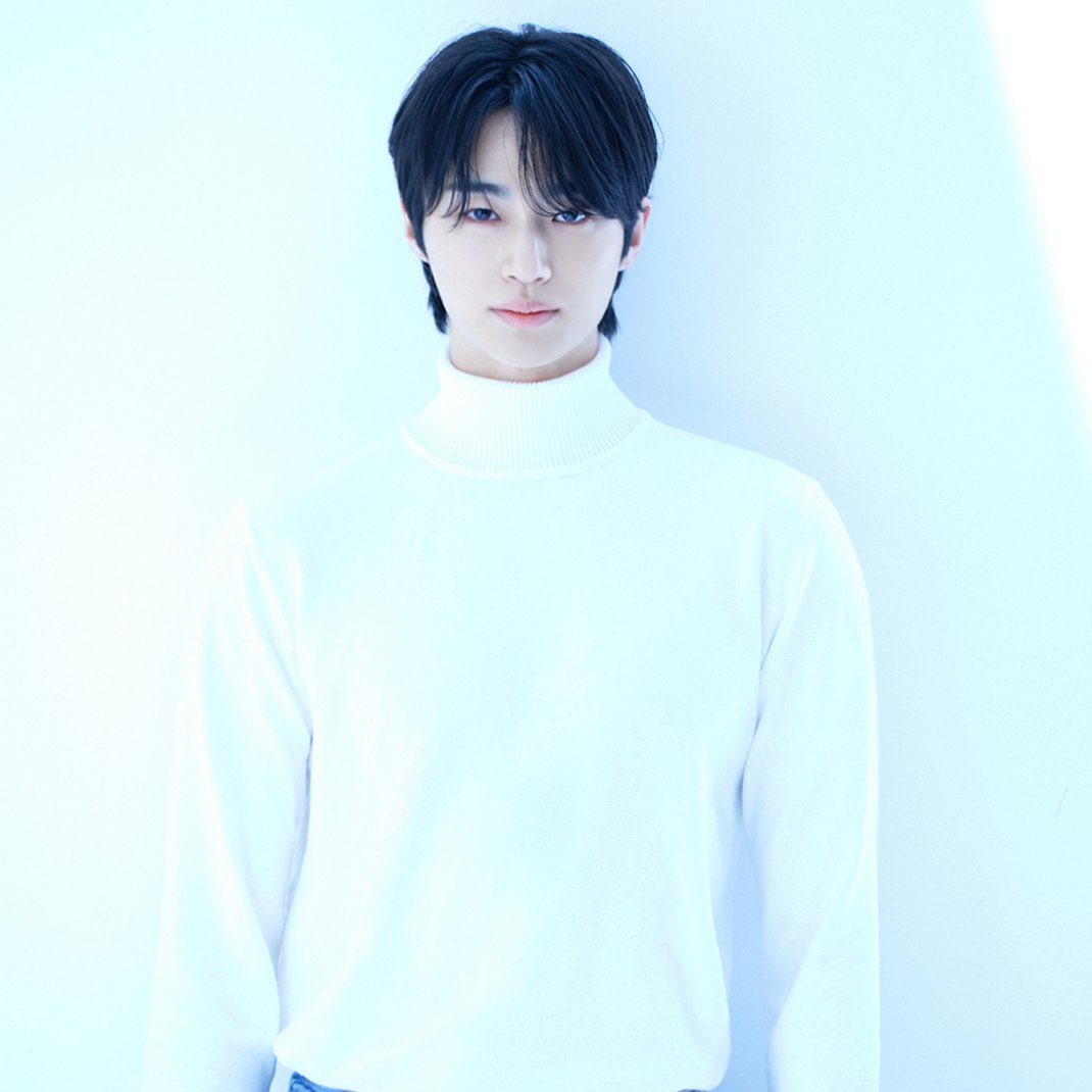 SenpaiNewz's tweet photo. Solo Leveling Live-Action Series
Officially Coming to Netflix!

Cast:
Byeon Woo-seok stars as Sung Jin-woo.
#SoloLeveling #WOOSEOK #liveaction https://t.co/lP4vNqkTjI