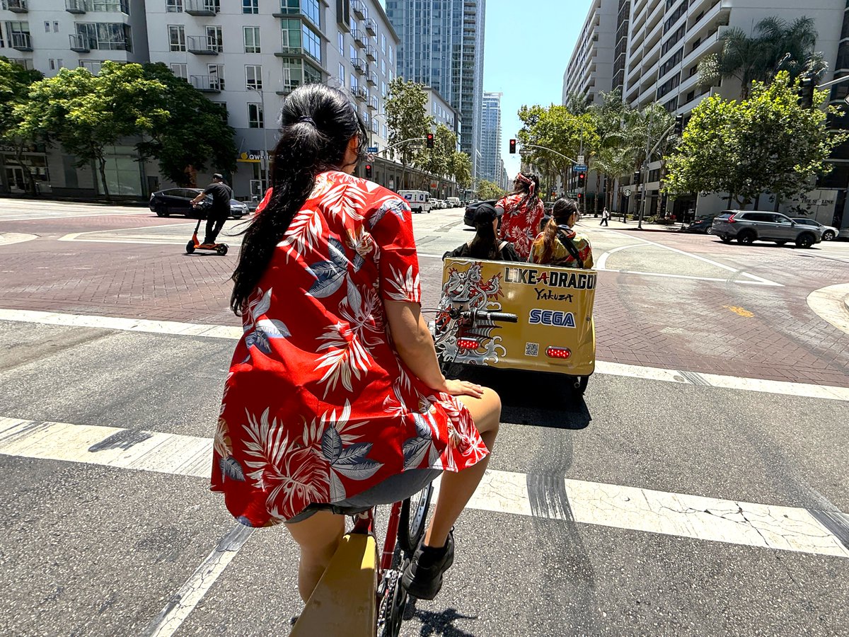 ryugagotoku's tweet image. 7/3~7/6にロサンゼルスで開催された「Anime Expo 2025」にて『#龍が如く』が出展!
「AX RGG Community Cosplay Meet Up」では世界中のファンが大集結🐉🔥
「JOIN ICHIBAN」では人力車が街を駆け抜けました!
特製ワゴンでアイスを配る「COOL OFF WITH KIRYU」、ファンが集った「POOL…