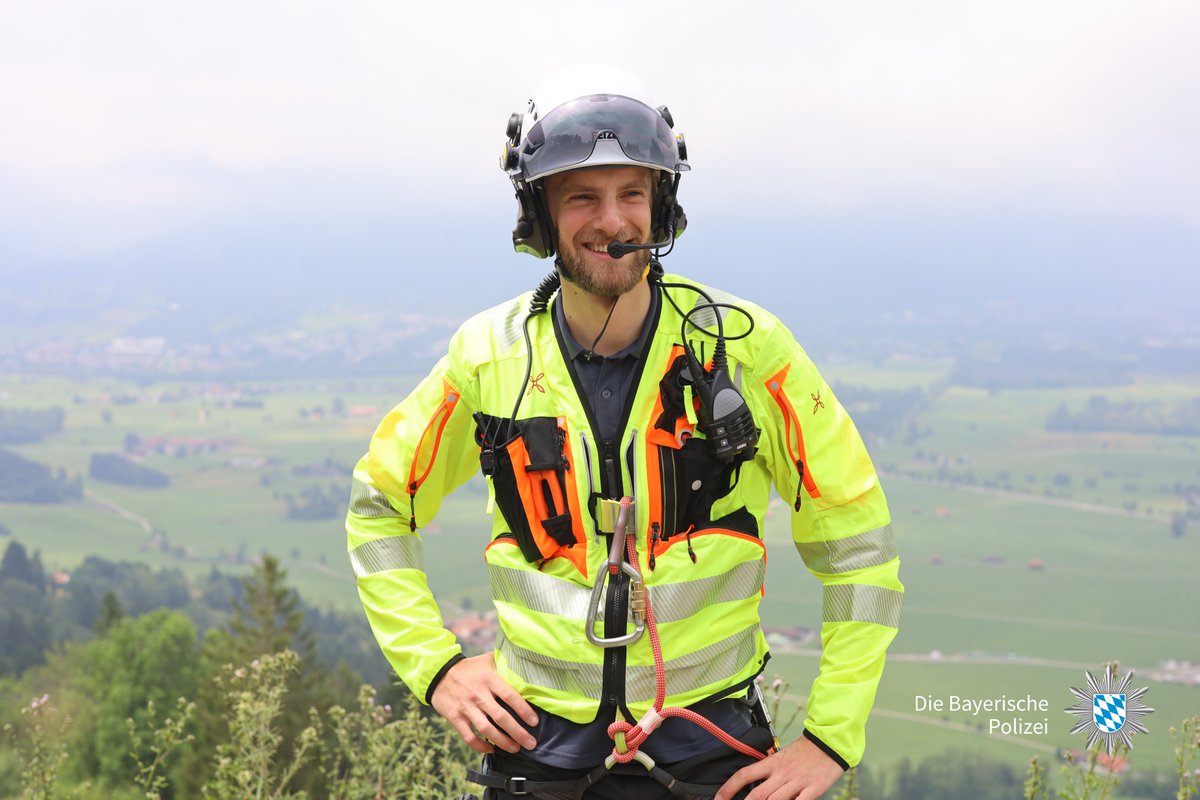 Bei der Alpinen Einsatzgruppe der Bayerischen Polizei ist kein Tag wie der andere. Willi ist „Alpini“ bei der Alpinen Einsatzgruppe. Neben seiner regulären Streifentätigkeit ist dieser auch im Gebirge oder schwer zugänglichen Gelände im Einsatz.

#PolizeiBayern #WirFürEuch
