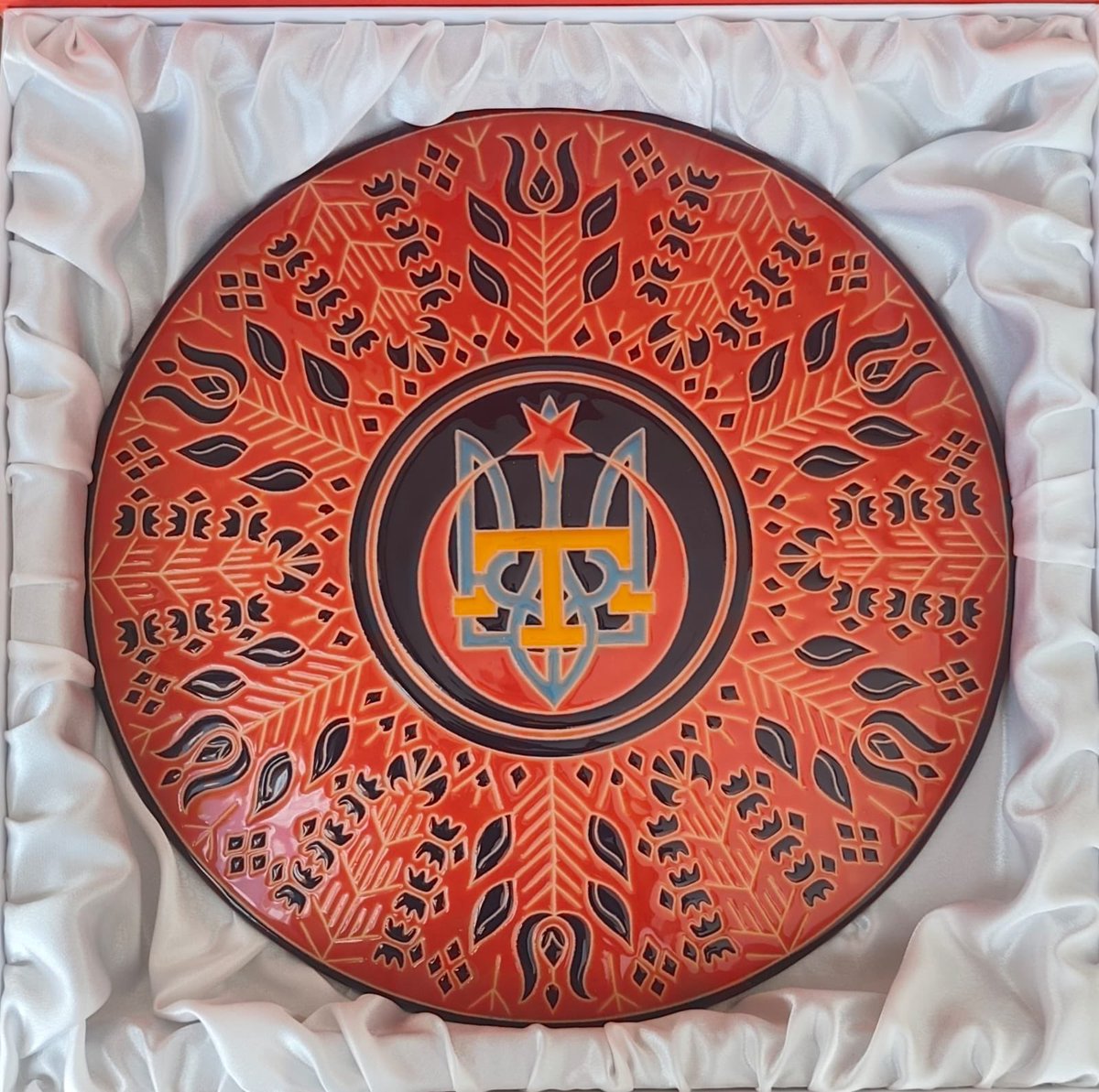 Benim ricam üzerine seramik ustası Rustem Skıbın, Türkiye Cumhuriyeti Cumhurbaşkanı Sayın Recep Tayyip ERDOĞAN’a özel bir hediye olarak “Dostluk Kalkanı”nı hazırladı.

Kalkanın merkezinde, ortak tarih ve sarsılmaz hürriyet arzusu ile birbirine bağlı üç halkın sembolleri olan üç