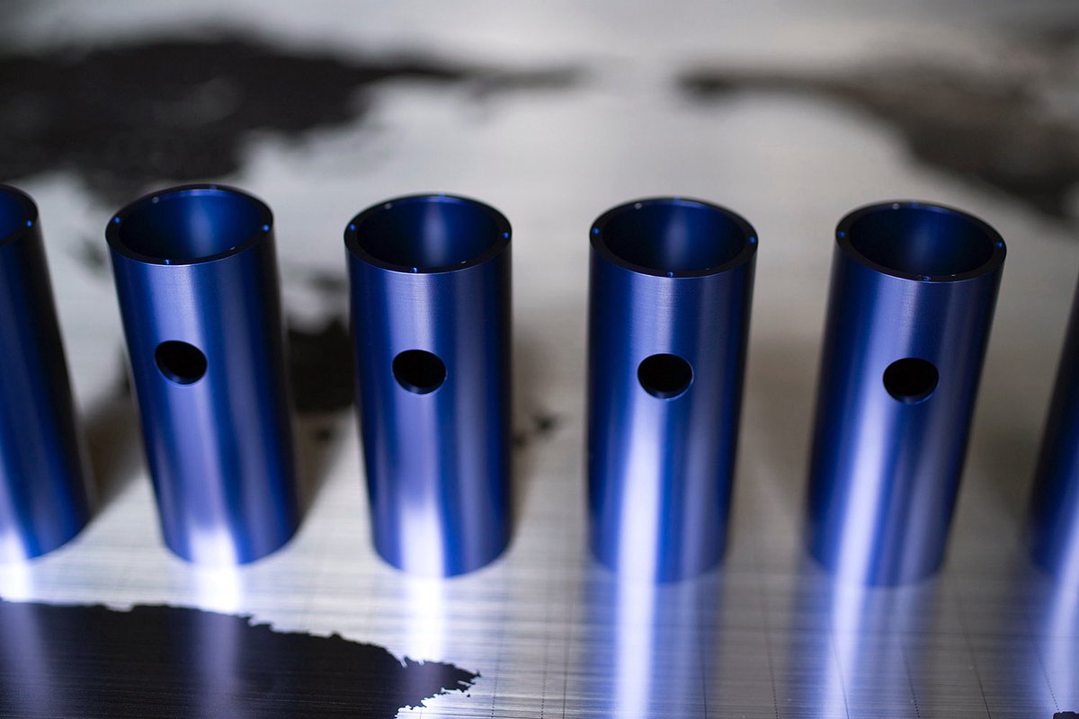 The parts are finished in navy blue anodized aluminum.
We also provide color anodized samples to choose from according to your needs.

nogatadenki.jp/works/1608

#coloranodized 
#blueanodized 
#カラーアルマイト
#金属加工
#野方電機工業