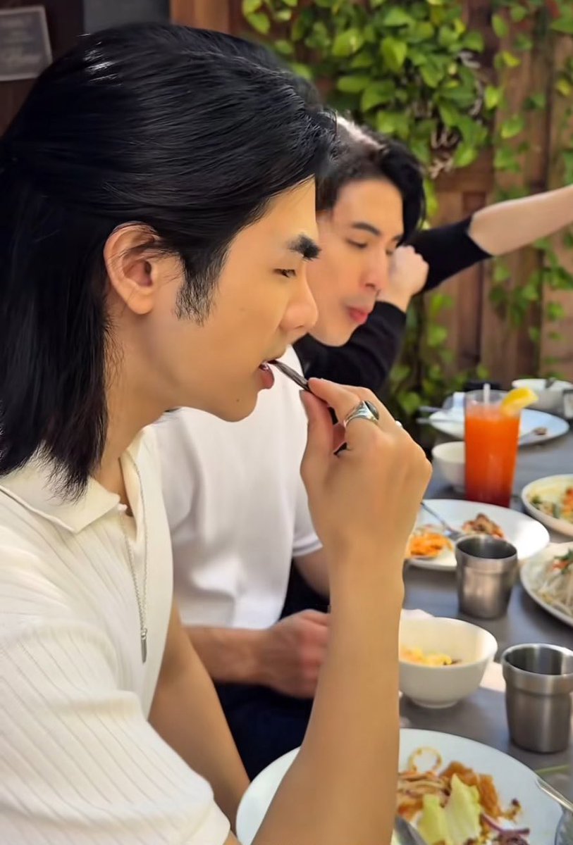 ทริปอเมริกาบ้านท่านส.ส.:

- พ่อพ่อ: Chrome Haerts
- ลูกบั๊ม: Stussy
- ป๊า: ยอดเงินในบัญชีคงเหลือพอซื้อกีตาร์ไหมวะ