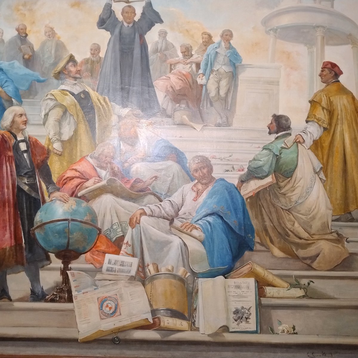 En la Exaltación de la sabiduría pintada por Lucas Villamil en el despacho-biblioteca de Lázaro Galdiano no podía faltar la bibliografía de Nicolás Antonio, la Biblioteca Hispana considerada la clave de estudio de los autores antiguos y modernos.