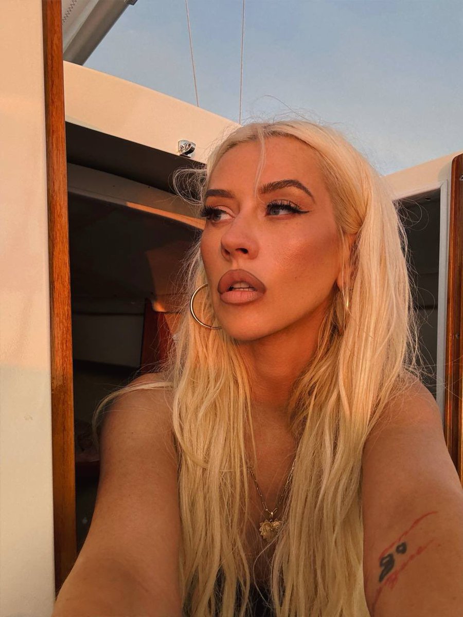 Christina Aguilera looks gorgeous in new photos.