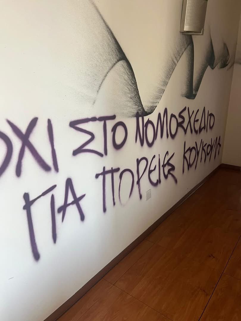 ZachariadesRa's tweet photo. Η Δημοκρατία και η ελευθερία της έκφρασης δεν απειλούνται. Ο @DISY1976 δεν τρομοκρατείται από όσους έμαθαν να ζουν και να δρουν στο σκοτάδι.
Κάποιοι επιχειρούν να επαναφέρουν τη διχόνοια και το μίσος. Θα μας βρουν απέναντί τους.
«Η Δημοκρατία πεθαίνει όταν οι πολίτες της σιωπούν» https://t.co/muP5M83982