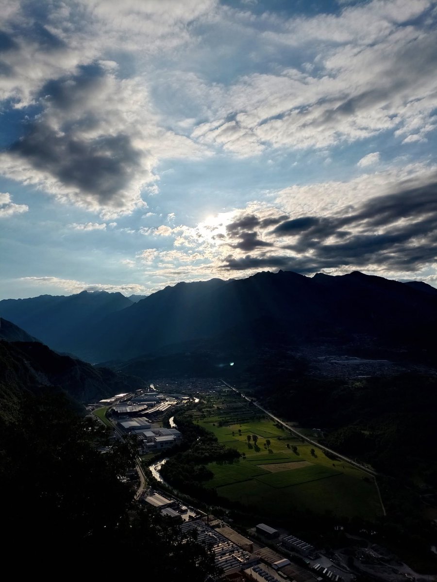GianlucaFiora's tweet photo. Bungiorno #alba #aurora media #ValleCamonica #Prada #Cogno #CividateCamuno https://t.co/IIos36xGK3