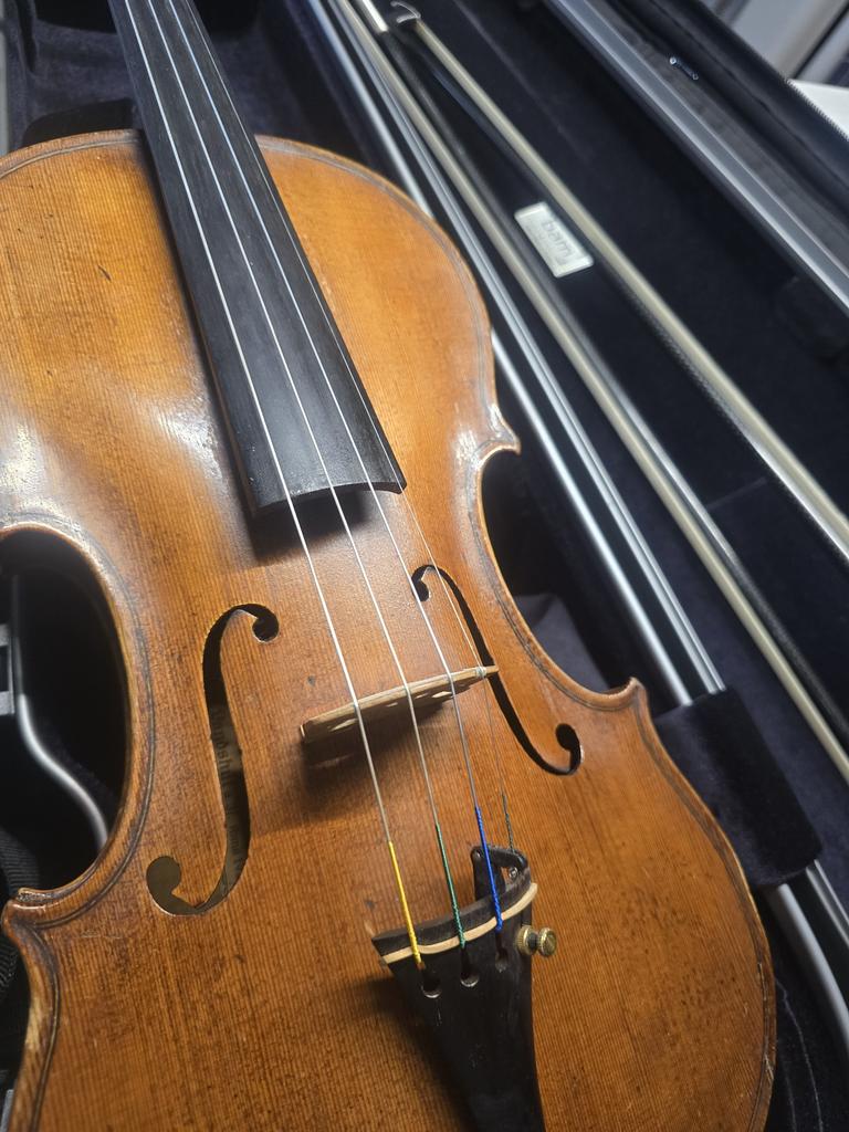 <왈케스트라 모집 공고>
왈왈이 오케스트라를 모집합니다!
공연장을 빌려 공연까지가 목표!
궁금한 사항은 오픈채팅 문의주세요:)
open.kakao.com/o/svP5UA8g

- 공연 시기: 2026년 예정
- 연령, 성별 무관
- 연습 지역: 대구 (공연  지역 미정)

#RT 추첨 세 분께 루시 스티커 세트를 보내드립니다:)