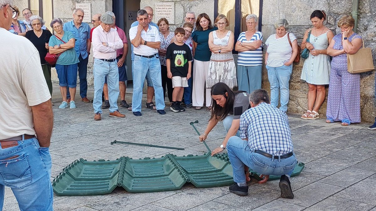 SogamaXunta's tweet image. Veciños da Baña fórmanse en autocompostaxe con Sogama ♻️

Repartíronse máis de 40 composteiros, cubos e manuais nun curso presencial celebrado na Casa da Cultura 🌱

👉 f.mtr.cool/tggxtudjpi

#Autocompostaxe #Sogama #CompostaxeDoméstica #ResiduosOrgánicos #Sostibilidade