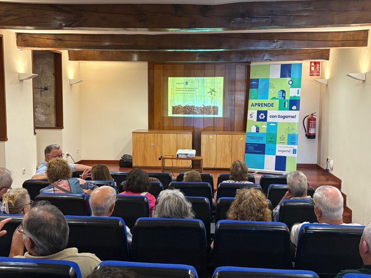 SogamaXunta's tweet image. Veciños da Baña fórmanse en autocompostaxe con Sogama ♻️

Repartíronse máis de 40 composteiros, cubos e manuais nun curso presencial celebrado na Casa da Cultura 🌱

👉 f.mtr.cool/tggxtudjpi

#Autocompostaxe #Sogama #CompostaxeDoméstica #ResiduosOrgánicos #Sostibilidade