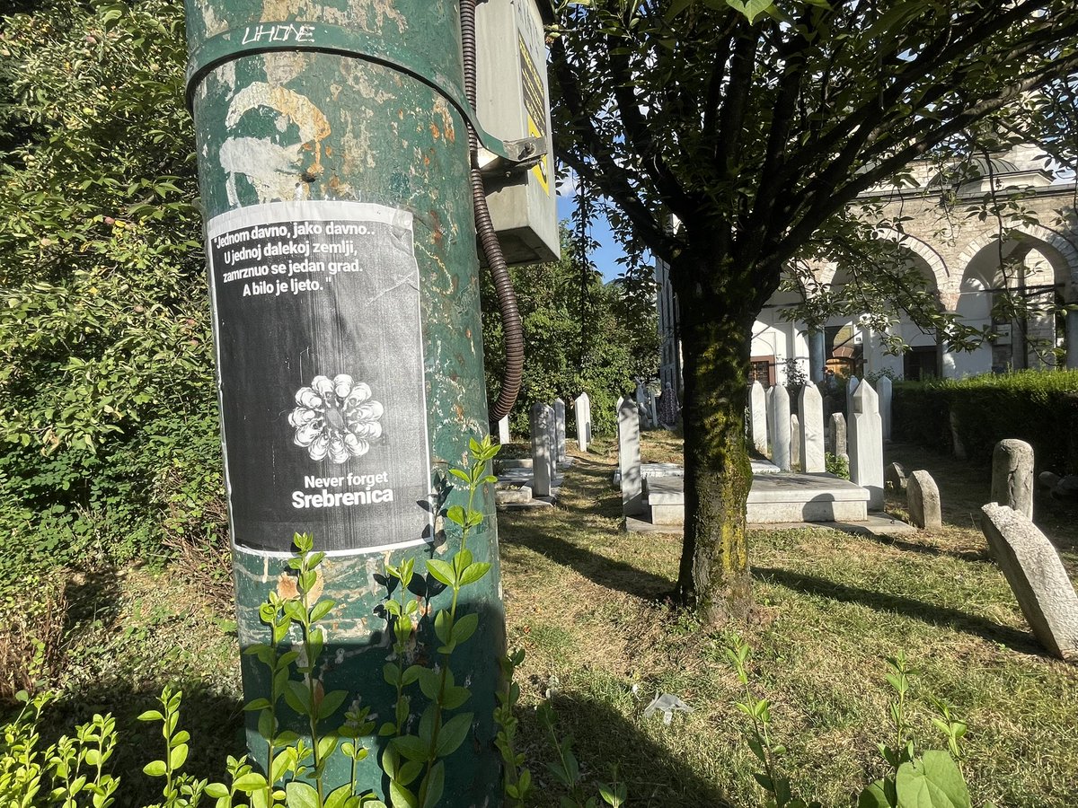 AndreaBeer2's tweet image. Am 11. Juli 1995 beginnt in der Gegend um #Srebrenica der serbische Völkermord an mindestens 8372 bosniakischen Jungen+ Männern. Weitere , aber auch Frauen+ Mädchen - sogar ein Neugeborenes- werden in umliegenden Wäldern getötet. Zum Gedenken werden vor Ort Zehntausende erwartet.