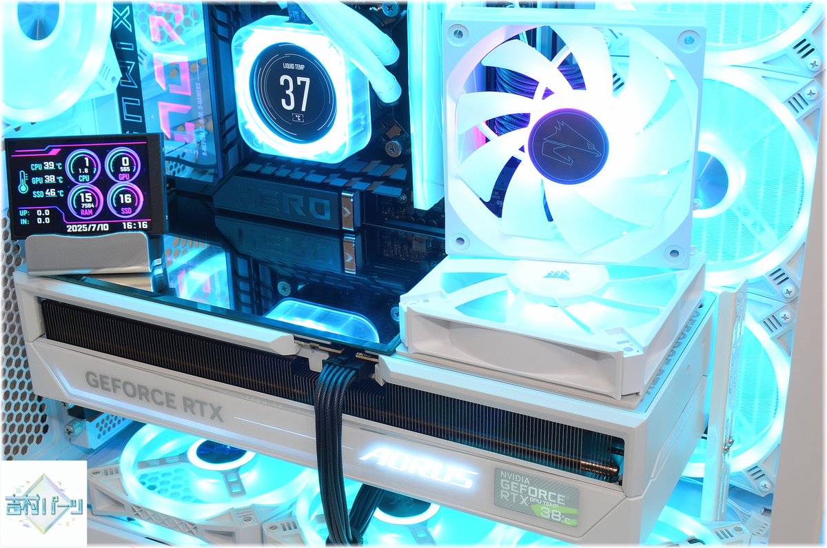 RTX5090の排気口にファンを取り付けて冷却するとデスクトップ作業時が50℃➡30℃後半に下がります✨
AORUS MASTERは120㎜ファンの着せ替えが出来るのでノイズが気になる800回転の純正ファンを➡CORSAIR静音ファンに交換してテスト中😊
結構静かになったので他のファンも色々と試してみようと思います👍