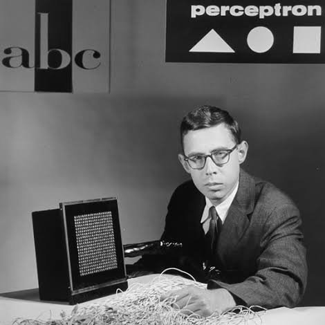 #TalDíaComoHoy en 1971, el mismo día de su 43.º cumpleaños, murió trágicamente Frank Rosenblatt, pionero de la #IA. 🧠👨‍💻 Creó "el primer cerebro artificial", el Perceptrón, una máquina capaz de aprender a reconocer patrones visuales. 🖥️👁️

👉forohistorico.coit.es/index.php/pers…
