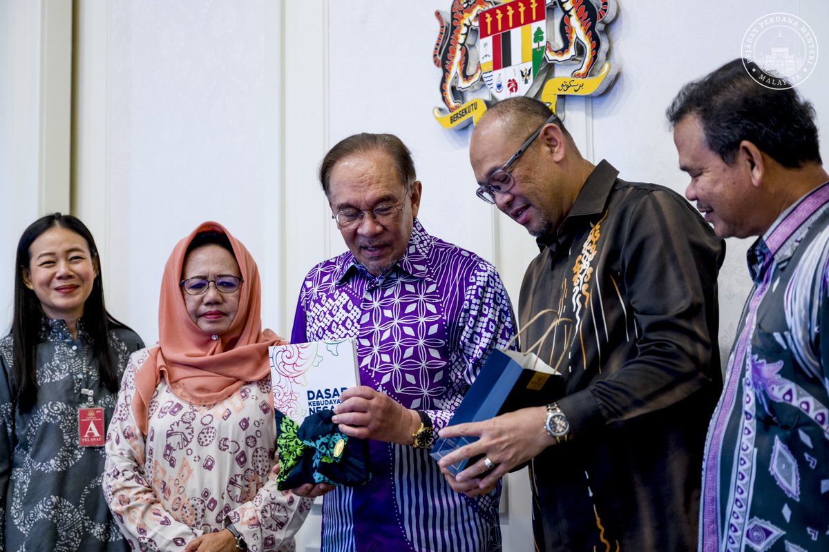 anwaribrahim's tweet photo. Saya menerima kunjungan hormat daripada Ahli Majlis Kebudayaan Negara (MAKEN), sebuah badan bebas yang ditubuhkan oleh Kementerian Pelancongan, Seni dan Budaya (MOTAC) sebagai penasihat dalam hal ehwal seni, budaya dan warisan negara.

Seperti yang sering saya tekankan, pembangunan negara tidak boleh hanya berlandaskan pencapaian fizikal atau projek mega semata-mata. 

Sebaliknya, ia harus turut diperkaya dengan nilai, identiti serta elemen budaya yang mencerminkan citra Malaysia yang unik dan berakar dalam sejarah serta jiwa rakyatnya.

Dalam pertemuan ini, perbincangan turut menyentuh usaha memperluas kefahaman masyarakat terhadap konsep budaya yang tidak seharusnya dilihat secara sempit seperti sekadar muzik atau pakaian tradisional tetapi sebagai satu sistem nilai yang merangkumi cara hidup, pemikiran dan warisan bangsa.

#MalaysiaMADANI
#RancakkanMADANI
#MADANIbekerja