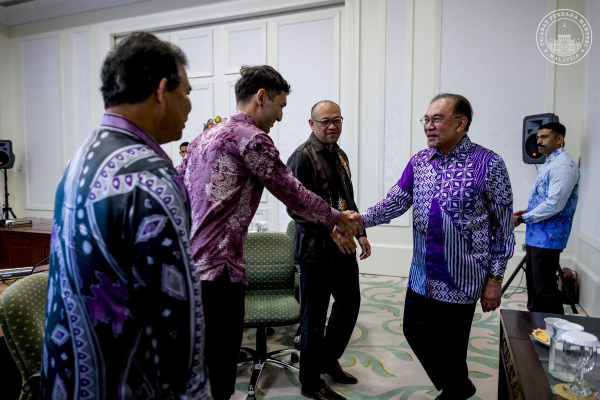 anwaribrahim's tweet photo. Saya menerima kunjungan hormat daripada Ahli Majlis Kebudayaan Negara (MAKEN), sebuah badan bebas yang ditubuhkan oleh Kementerian Pelancongan, Seni dan Budaya (MOTAC) sebagai penasihat dalam hal ehwal seni, budaya dan warisan negara.

Seperti yang sering saya tekankan, pembangunan negara tidak boleh hanya berlandaskan pencapaian fizikal atau projek mega semata-mata. 

Sebaliknya, ia harus turut diperkaya dengan nilai, identiti serta elemen budaya yang mencerminkan citra Malaysia yang unik dan berakar dalam sejarah serta jiwa rakyatnya.

Dalam pertemuan ini, perbincangan turut menyentuh usaha memperluas kefahaman masyarakat terhadap konsep budaya yang tidak seharusnya dilihat secara sempit seperti sekadar muzik atau pakaian tradisional tetapi sebagai satu sistem nilai yang merangkumi cara hidup, pemikiran dan warisan bangsa.

#MalaysiaMADANI
#RancakkanMADANI
#MADANIbekerja