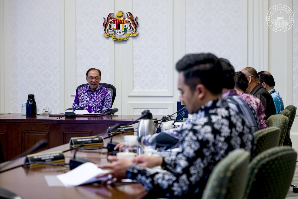 anwaribrahim's tweet photo. Saya menerima kunjungan hormat daripada Ahli Majlis Kebudayaan Negara (MAKEN), sebuah badan bebas yang ditubuhkan oleh Kementerian Pelancongan, Seni dan Budaya (MOTAC) sebagai penasihat dalam hal ehwal seni, budaya dan warisan negara.

Seperti yang sering saya tekankan, pembangunan negara tidak boleh hanya berlandaskan pencapaian fizikal atau projek mega semata-mata. 

Sebaliknya, ia harus turut diperkaya dengan nilai, identiti serta elemen budaya yang mencerminkan citra Malaysia yang unik dan berakar dalam sejarah serta jiwa rakyatnya.

Dalam pertemuan ini, perbincangan turut menyentuh usaha memperluas kefahaman masyarakat terhadap konsep budaya yang tidak seharusnya dilihat secara sempit seperti sekadar muzik atau pakaian tradisional tetapi sebagai satu sistem nilai yang merangkumi cara hidup, pemikiran dan warisan bangsa.

#MalaysiaMADANI
#RancakkanMADANI
#MADANIbekerja