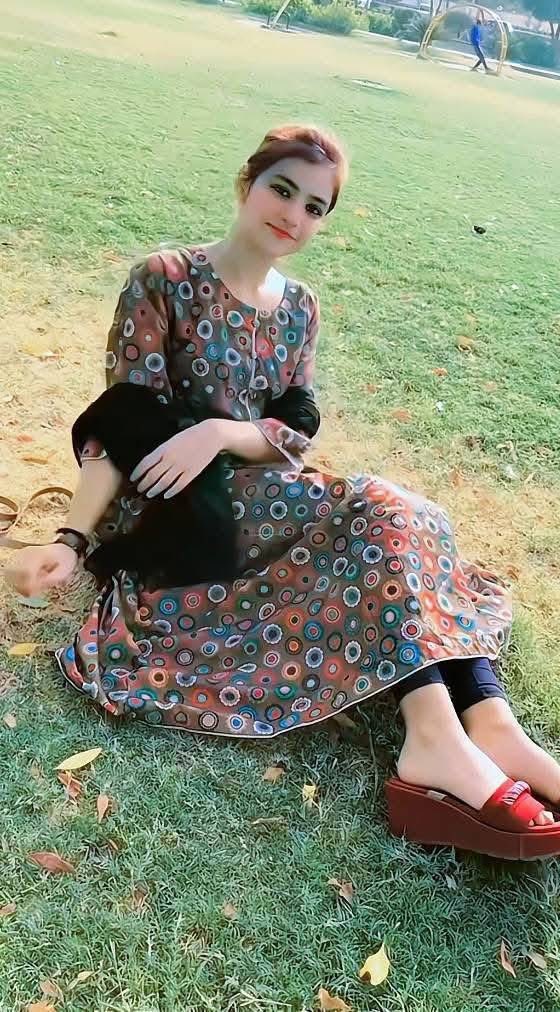 عشق ریشم سے بُنی شال ہے، آہستہ چُھو
ایک دھاگہ جو کُھلے، شال اُدھڑ جاتی ہے

آپ پوشاک اُدھڑنے پہ ہیں گھبرائے ہوئے
صاحب عشق میں تو کھال اُدھڑ جاتی ہے،
🖤✨