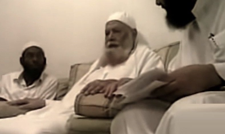 "يمكن للولايات المتحدة أن تموّل بشكل سري شخصيات سلفية سائدة مثل المدخلي، الذين يُجيدون سحب الدعم من الجهاديين ولا يدعون إلى العنف (مثلًا من خلال تمويل منشوراتهم، ودروسهم، وفتح مدارس جديدة)."

ده مش كلامبي.. ده من تقرير للـ CIA بيوصف ربيع المدخلي عليه لعنات الله بأنه “فعّال في