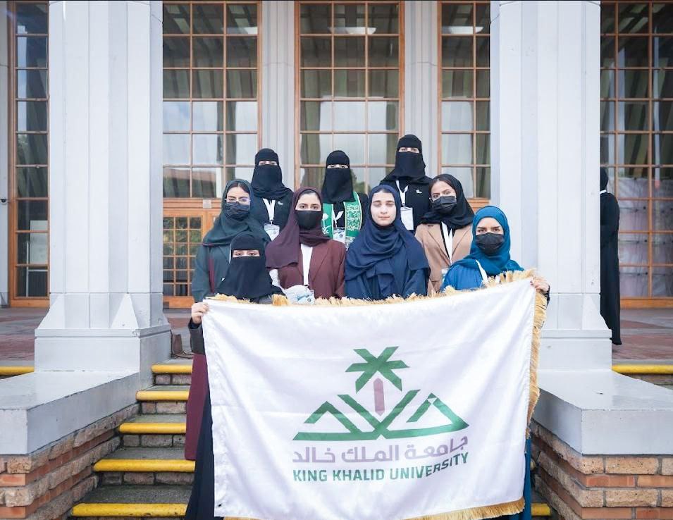 safkku's tweet image. في إطار برامج التبادل الثقافي والمعرفي بين الجامعات السعودية ونظيراتها في جمهورية جنوب أفريقيا، شاركت #جامعة_الملك_خالد ممثلةً بـ #عمادة_شؤون_الطلاب – شطر الطالبات – بوفد طلابي في الرحلة الطلابية إلى جمهورية جنوب أفريقيا، وذلك خلال الفترة من 2 إلى 9 يوليو 2025م.
وتضمنت الرحلة…
