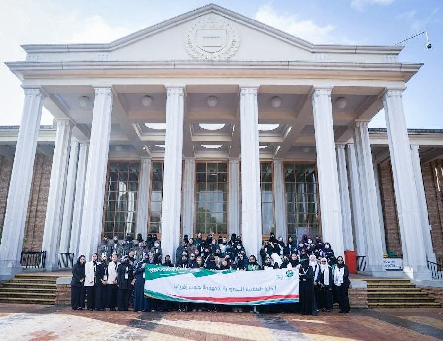 safkku's tweet image. في إطار برامج التبادل الثقافي والمعرفي بين الجامعات السعودية ونظيراتها في جمهورية جنوب أفريقيا، شاركت #جامعة_الملك_خالد ممثلةً بـ #عمادة_شؤون_الطلاب – شطر الطالبات – بوفد طلابي في الرحلة الطلابية إلى جمهورية جنوب أفريقيا، وذلك خلال الفترة من 2 إلى 9 يوليو 2025م.
وتضمنت الرحلة…