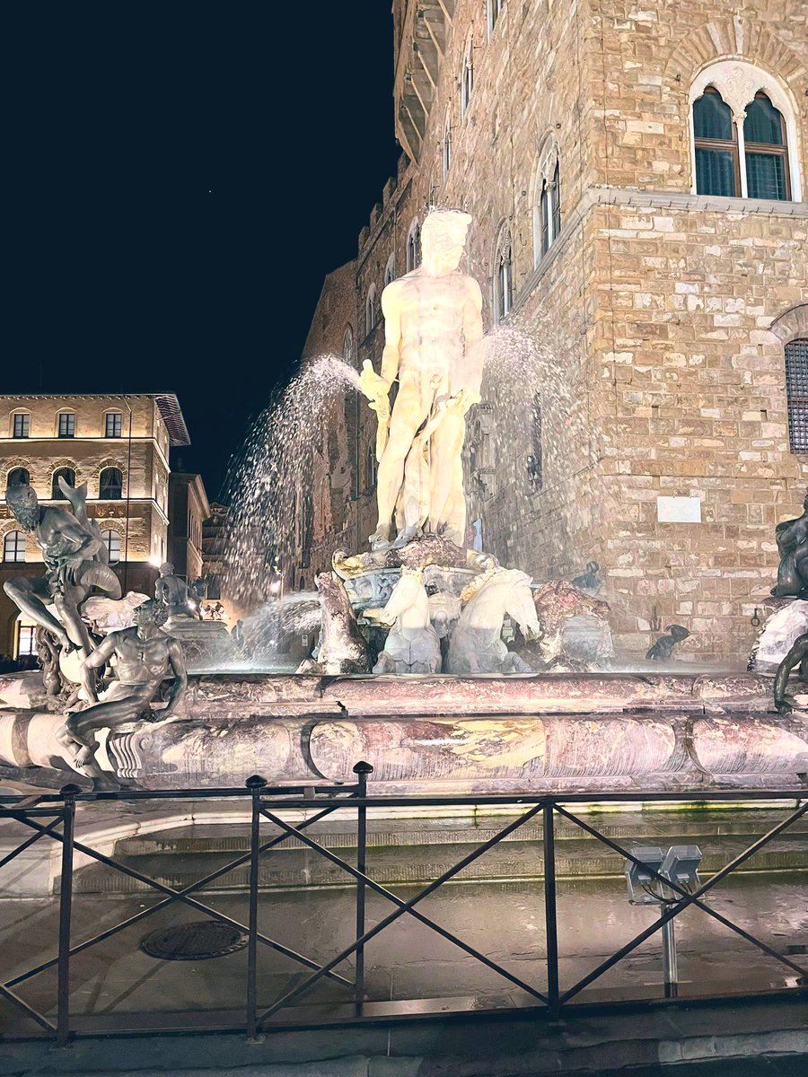 AnitaBacha's tweet photo. “To travel is to live “ -
Hans Christian Anderson
#traveling by car from #Milan to #Forence by #night
Dark night in Florence
Awed by wondrous beauty of
#TheFountainofNeptune
#senryu #travelphotography #myphotography https://t.co/AV4Vwpcuye