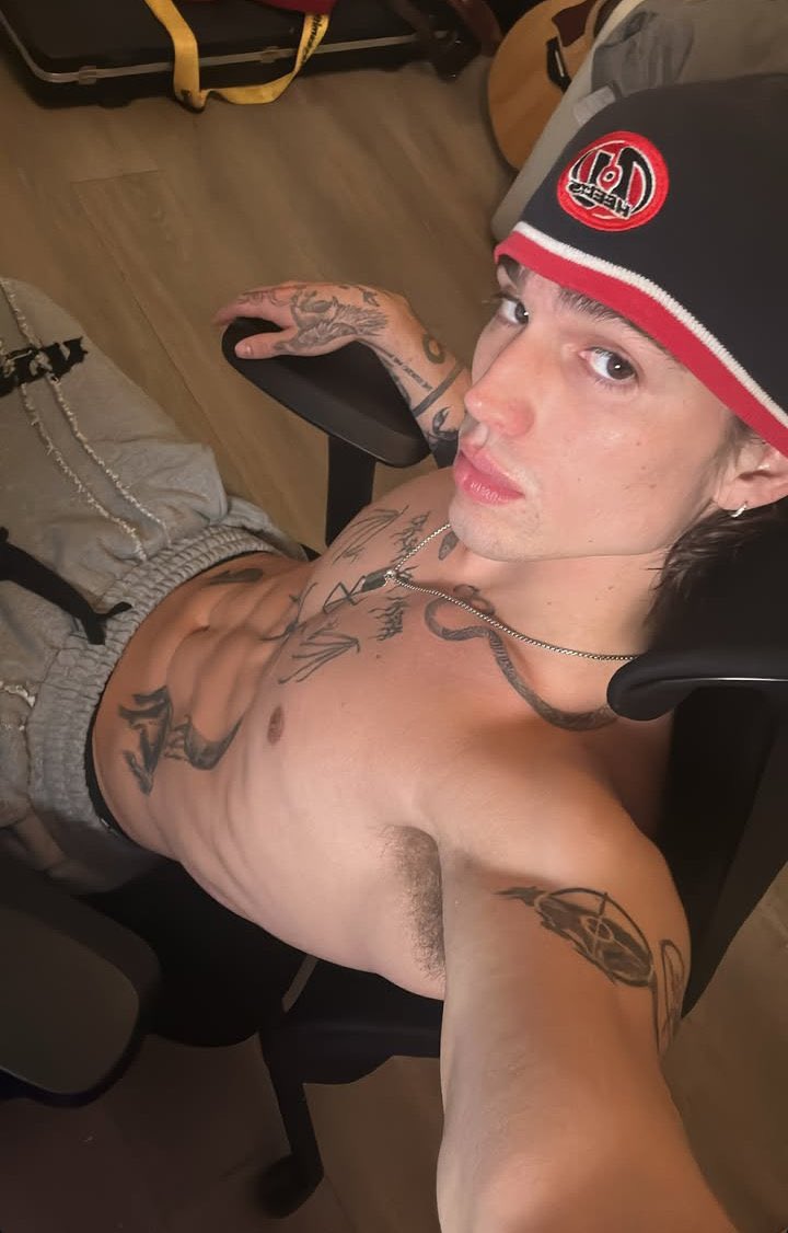 vinniehackertur's tweet photo. Vinnie Hacker &amp; abdominal muscles https://t.co/h4K2bxM5jx