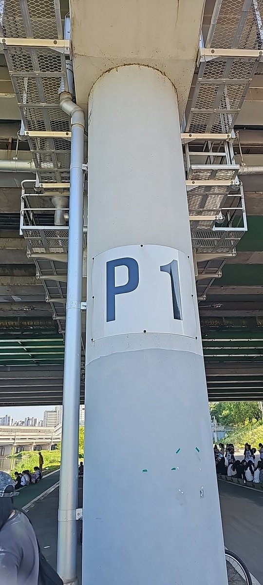 여기서 나눔 시작할게요!! 한 줄로 부탁드려요!
흰티에 청바지 입고있습니다