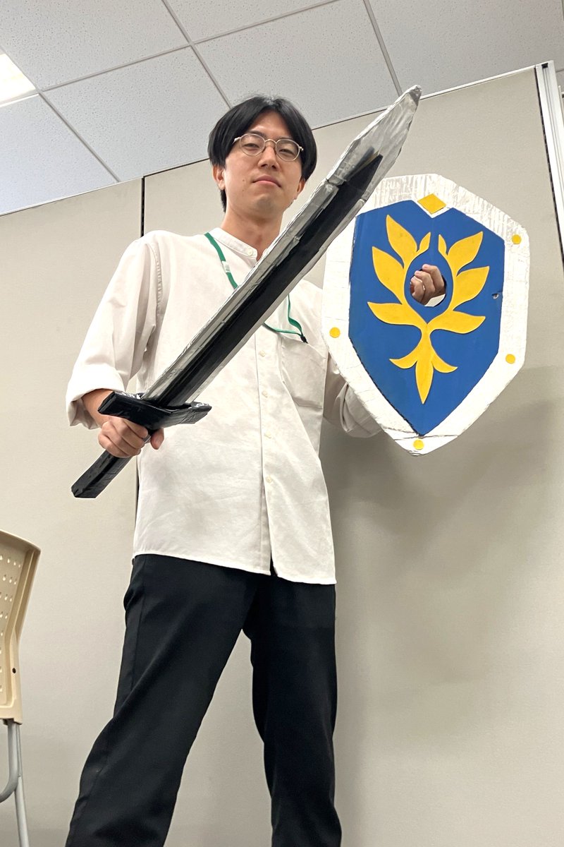 倉庫を掃除していたら、ダンボールの剣と盾が発掘されました。 編集長