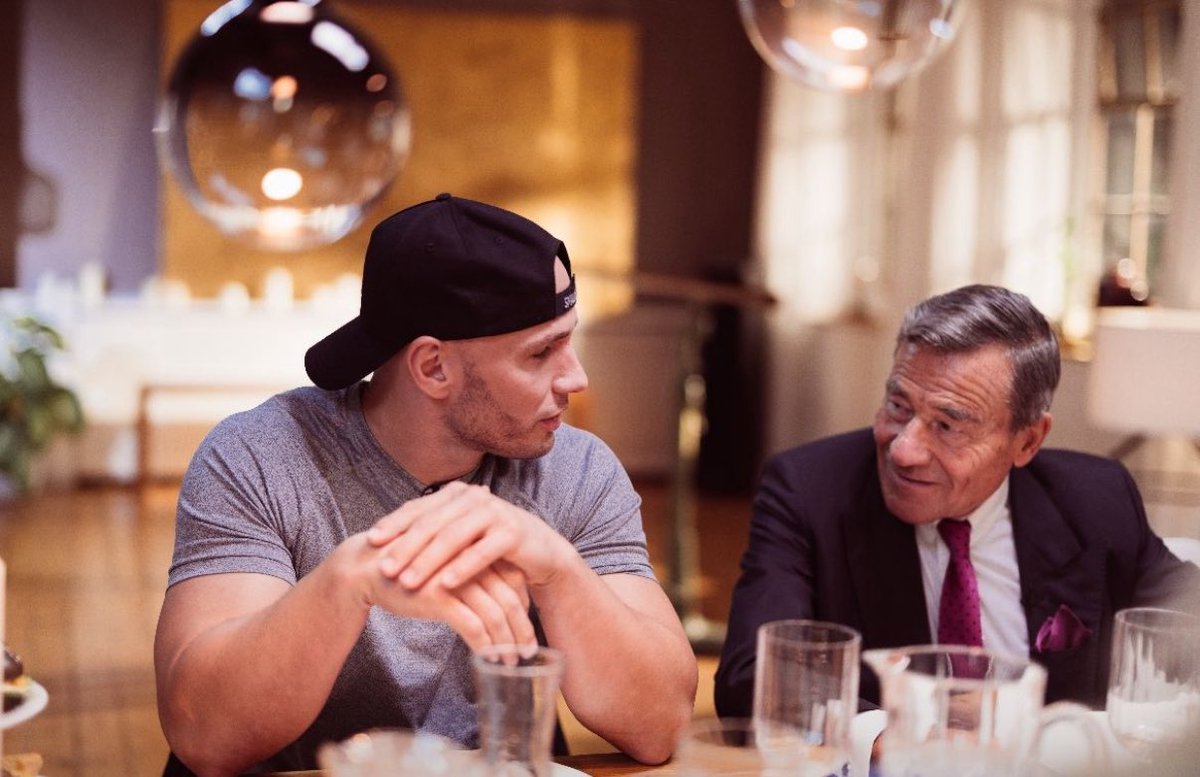 „Wer im Homeoffice arbeiten kann, ist unwichtig“ 

Ein kontroverser Satz von Trigema-Chef Grupp, den ich damals beim gemeinsamen Dinner näher kennenlernen durfte. 🤔

Ich verstehe seine Perspektive teilweise, auch wenn ich sie nicht vollständig teile. Denn auch wir haben