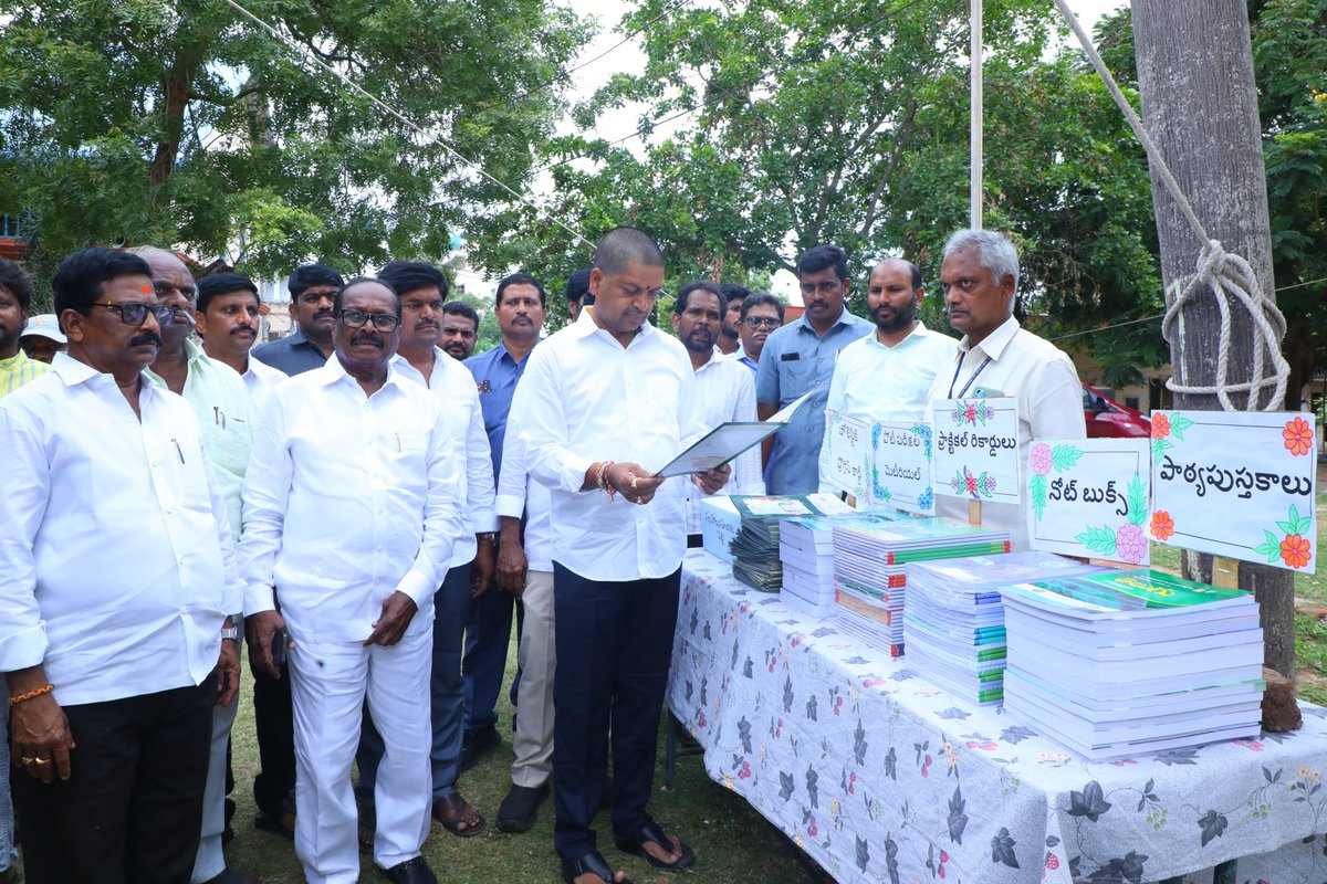 లేడీ యాంప్తిల్ బాలికల హై స్కూల్, జూనియర్ కాలేజీలో మెగా పేరెంట్ టీచర్ మీటింగ్ 2.0 కార్యక్రమంలో పాల్గొనడం జరిగింది.

#MegaParentTeacherMeeting #KolluRavindra #Machilipatnam #AndhraPradesh
