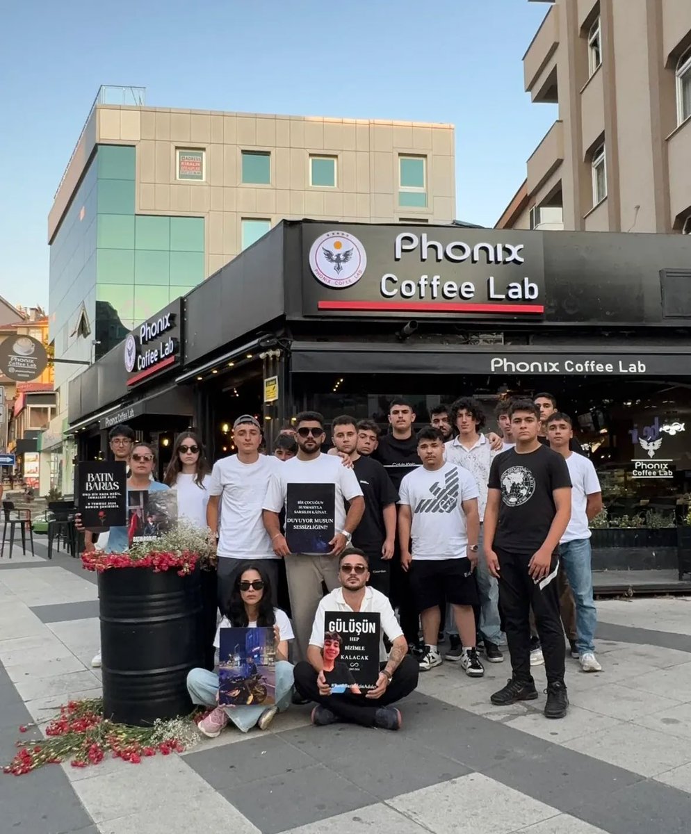 Eski Kızılay Başkanı Kerem Kınık’ın kızı Zehra Kınık’ın hayattan kopardığı Batın Barlasçeki dün kazanın olduğu, hayata gözlerini yumduğu yerde anıldı. Zehra Kınık hâlâ elini kolunu sallayarak geziyor.

Batın için adalet❗️