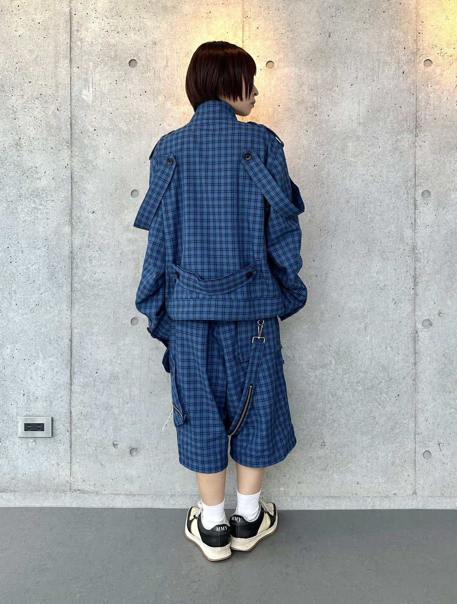 先程のチェックシリーズで別のセットアップもございます😇💙戦闘服みたいなカチッとしたカッコ良さが個人的ツボの一着。ディテールまで巧妙でKIDILLらしさ全開のセットアップです😎🫶
#kidill #26ss