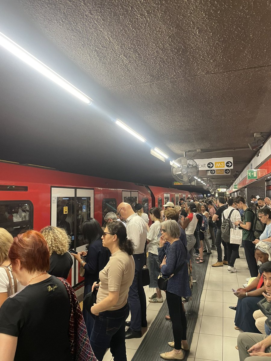 emrebagli's tweet photo. İtalya’da grev var. Dün ve bugün bir çok tren ve uçak seferleri iptal oldu. Kimse işçileri suçlamıyor. Bunların Türkiye’den öğreneceği çok şey var. https://t.co/XErfs1Wr61