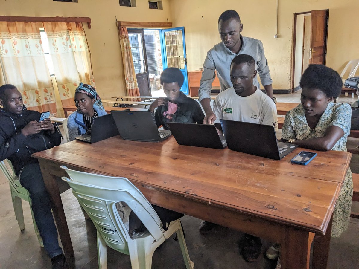 venoniyomugabo's tweet photo. I had the privilege of training youth from Nyanza sector, @GisagaraDistr in essential digital literacy skills, in collaboration with the @RISARwanda through the Digital Ambassador Program (DAP).
#DigitalAmbassadorProgram #RISA #YouthEmpowerment #DigitalSkills #Rwanda https://t.co/fGNuTadnPf