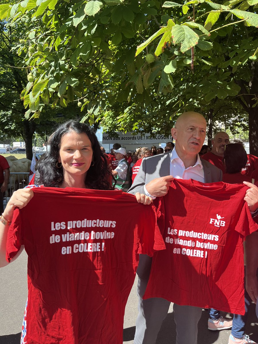 Mel_Thomin's tweet image. 🐂🌾 Contre la ratification de l'accord UE-Mercosur, présente au rassemblement organisé par les filières agricoles.
⛔️Nous appelons @EmmanuelMacron à tout mettre en œuvre pour que la France bloque cet accord dangereux d’un point de vue sanitaire, environnemental et social.