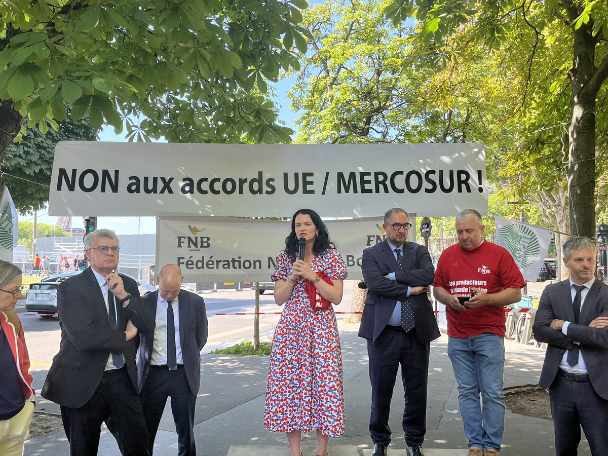 Mel_Thomin's tweet image. 🐂🌾 Contre la ratification de l'accord UE-Mercosur, présente au rassemblement organisé par les filières agricoles.
⛔️Nous appelons @EmmanuelMacron à tout mettre en œuvre pour que la France bloque cet accord dangereux d’un point de vue sanitaire, environnemental et social.
