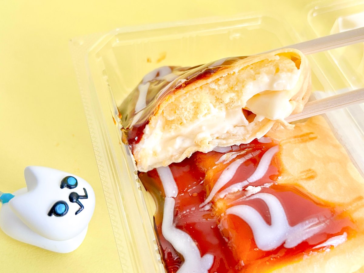 doorfumi2018's tweet image. 【食べたぜ】セブンでみつけた「屋台飯そっくりスイーツ」!
カラメル&ホワイトチョコソースでトッピングしたお好み焼きみたいなクレープと、オレンジ&レモン風味のビールみたいなわらび餅ゼリー。見た目はもちろん、スイーツとしての完成度も高くて大満足だぜ。
#オヤツハント